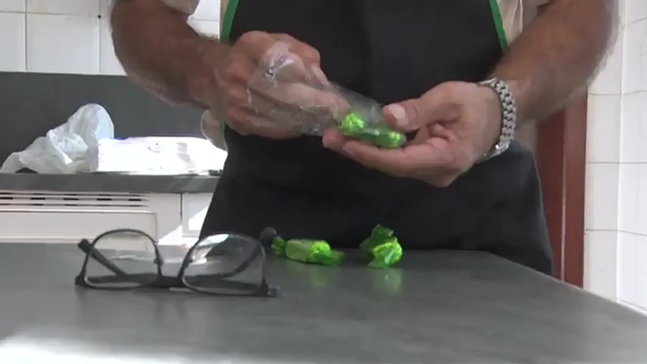 Mãos embalando os chocolates do ChocoDown