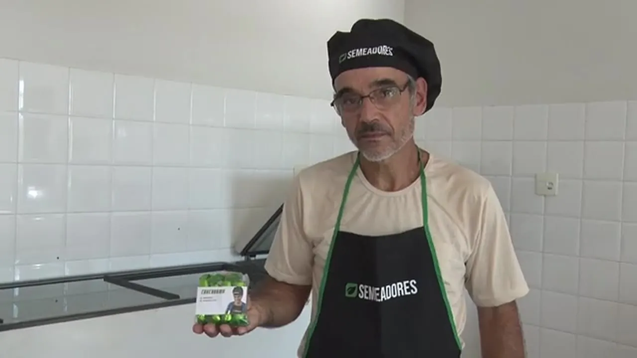 Ronaldo, pai de um dos produtores, com os chocolates